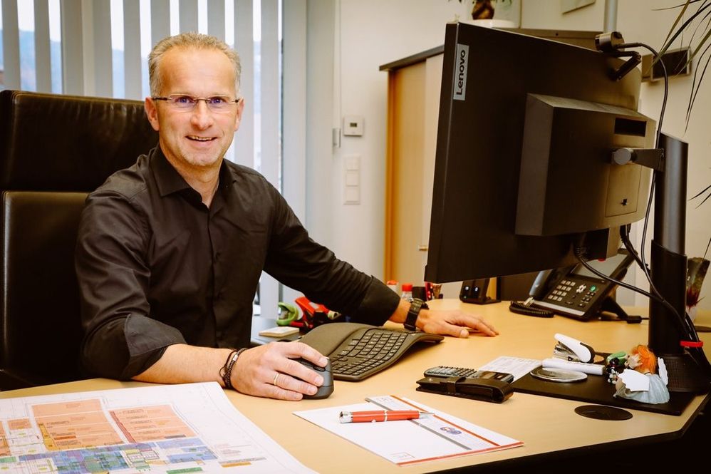 Michael Kolar sitzt an seinem Schreibtisch.